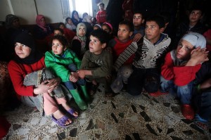 仮設の建物の中に避難したシリア難民の子供たち。アル・フォア、レバノン。１月８日。
