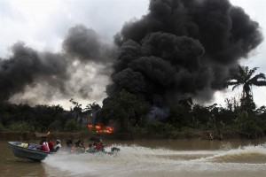 火災を起こしたまま放置された、ナイジェリアの『無許可』原油採掘現場。2012年12月６日。
