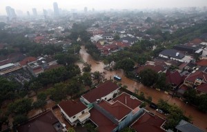 ジャカルタ市内の冠水はこの季節珍しいことではありませんが、これ程の規模での氾濫は近年無かった事です。