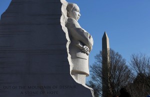 首都ワシントンに有るキング牧師の記念碑。背景にワシントン記念塔が見える。