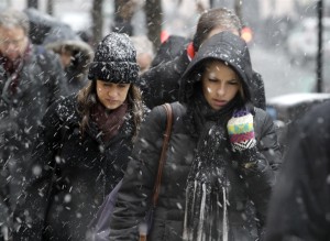 ３月５日火曜日、冬の嵐の中を通勤する人々。