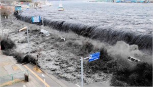 堤防を乗り越える津波