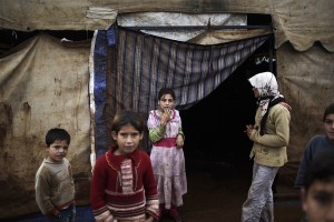 難民キャンプの子供たちの表情にも暗い影が見てとれる。