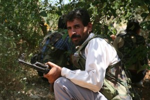 ヤバル・アル・ザウィーヤの山地にある農園で、政府軍の狙撃兵から身を隠す反政府勢力の兵士。