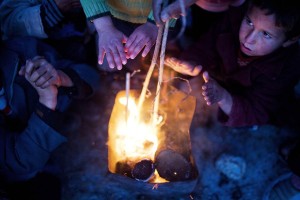 トルコとの国境にあるアザズの難民キャンプでたき火を囲む子供たち。12月９日。