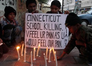 犠牲者を悼むパキスタンの子供たち