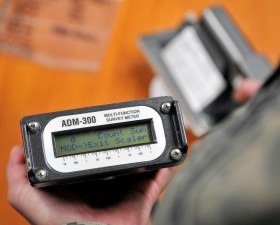 米軍三沢基地で大気中の放射線量の測定を行う生物環境工学技術者。2011年４月29日。