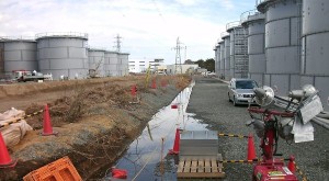 福島第一原発内で際限も無くふう続ける汚染水。2012年３月。
